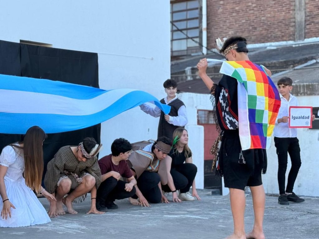 EL INSTITUTO SARMIENTO REALIZÓ EL ACTO DEL DÍA DE LA DIVERSIDAD CULTURAL EN TODOS SUS NIVELES